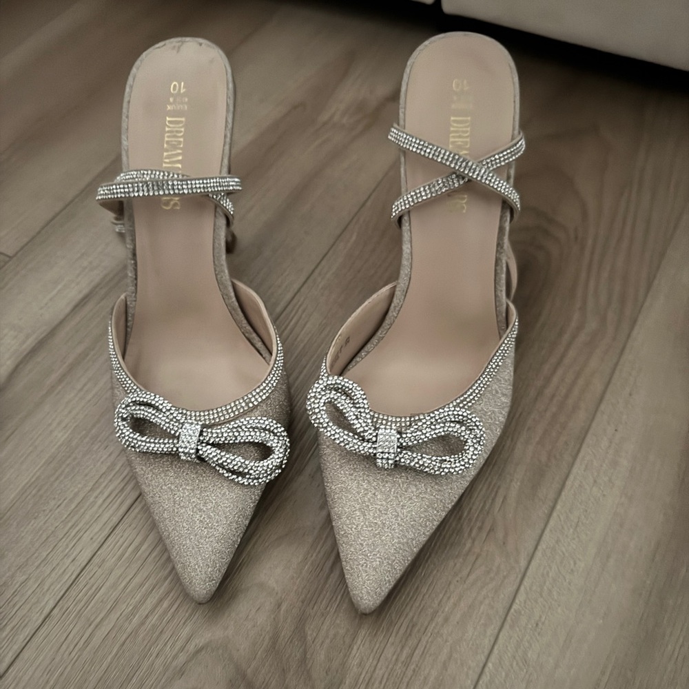 Amazon point toe and bow detail gold sparly heel size 10W